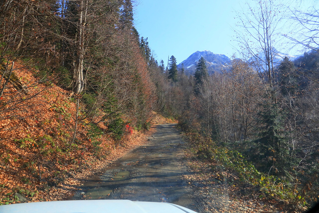 Mountain Road to Pyv Pass